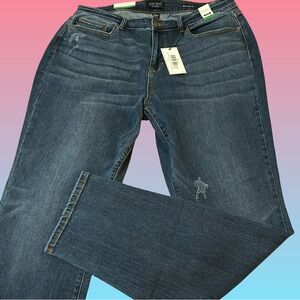 NWT.JUDY BLUE +SIZE IN MEDIUM WASH, LT. DISTRESSING, SIZE 20 L, RELAXED MID-RISE